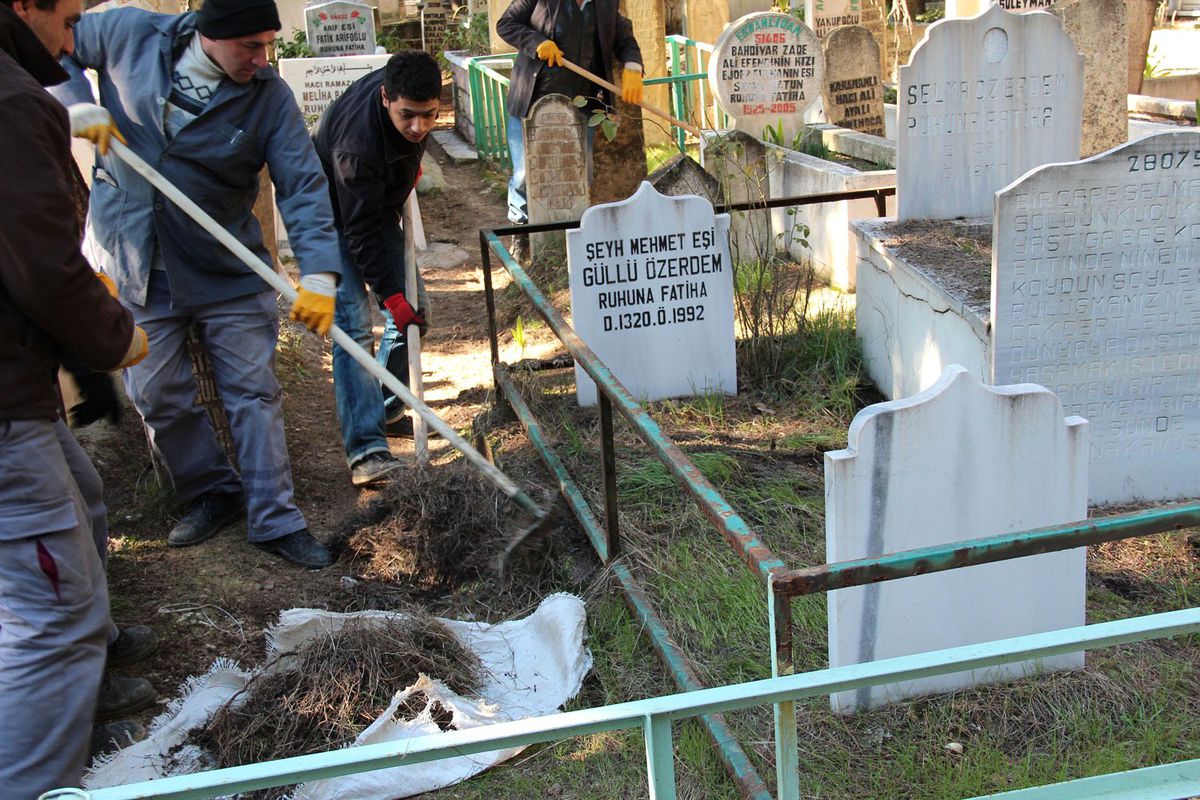 Mezarlıkta Mıntıka Temizliği