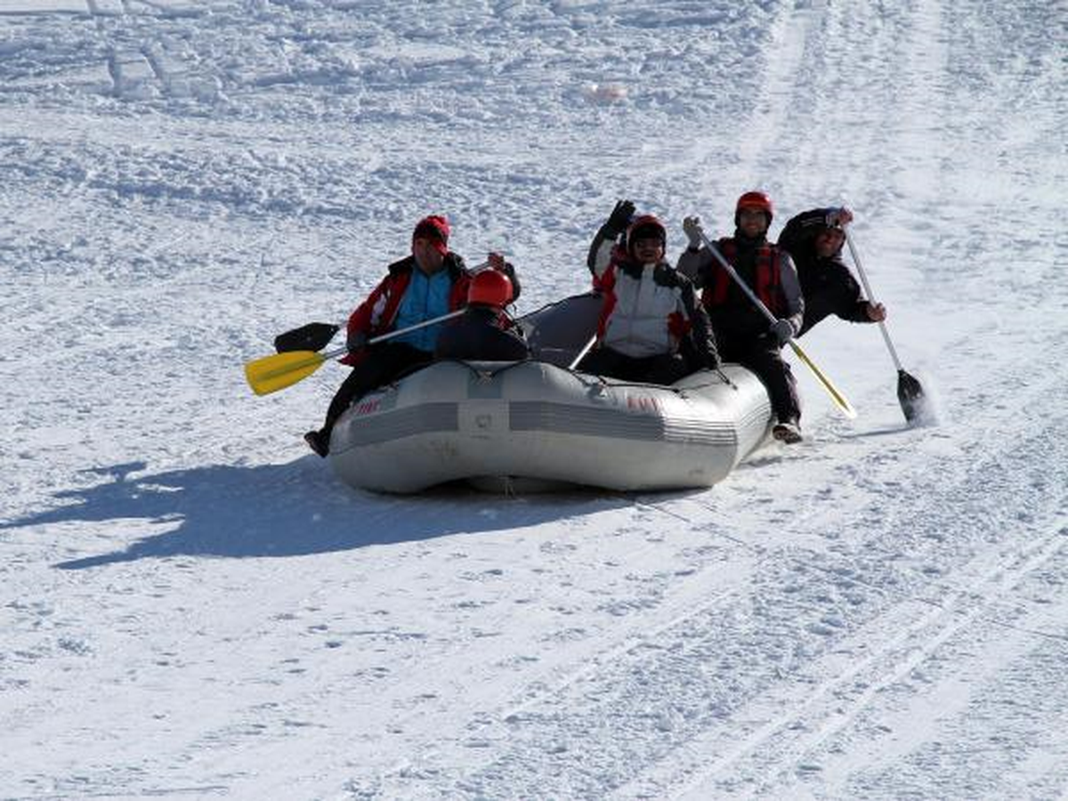 Nehir Donunca Karda Rafting Yaptılar
