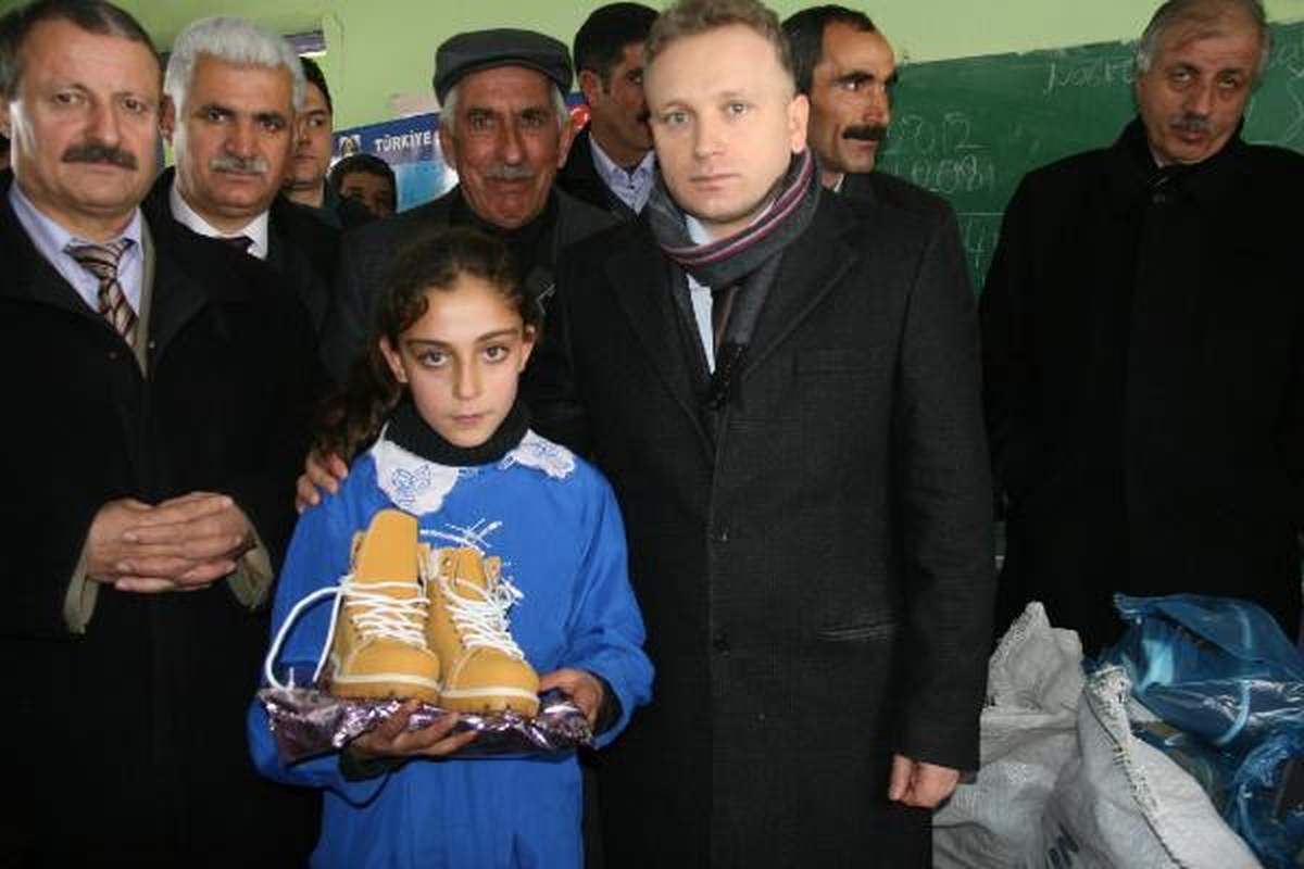 Öğretmen İstedi, Hayırseverler Argitli Çocuklara Kışlık Bot Gönderdi