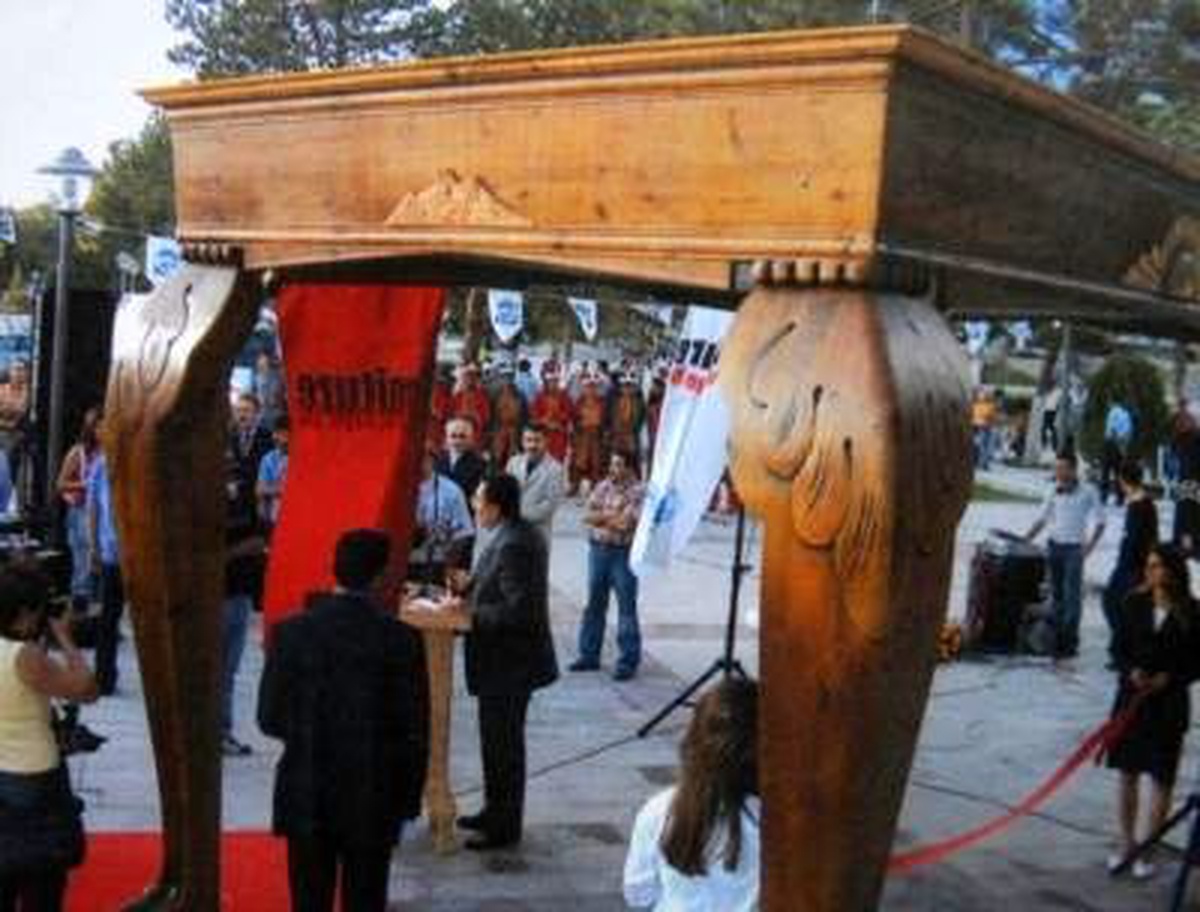 Rekortmen Masayı Yaktılar