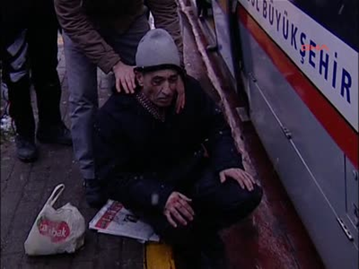 Tramvay Yayaya Çarptı: 1 Yaralı
