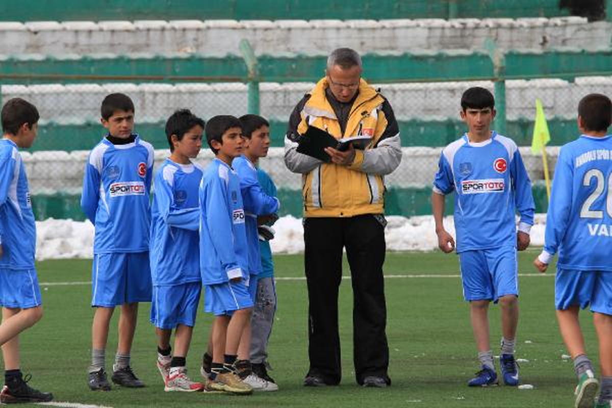Vanlı Depremzede Minik Futbolcular İsviçre'de Türkiye'yi Temsil Edecek