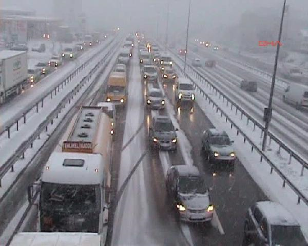 Zincirsiz Trafiğe Çıkan Araç Sürücüleri Zor Anlar Yaşadı