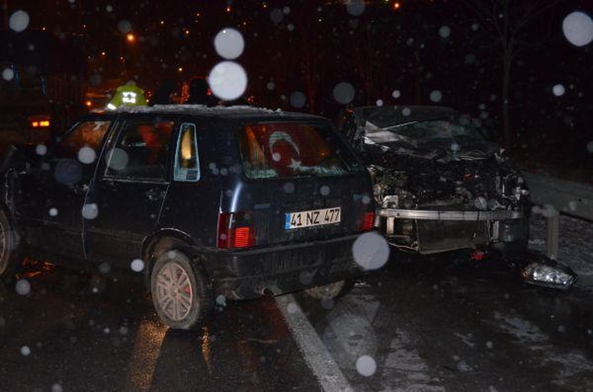 Adapazarı\'nda Zincirleme Kaza: 11 Araç Çarpıştı, 3 Yaralı Var