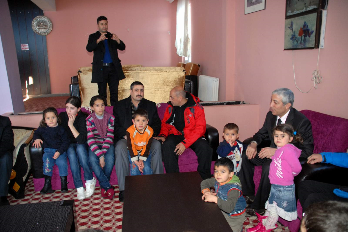 AK Parti Kars Milletvekili'nden Sarıkamış'taki Depremzedelere Anlamlı Ziyaret