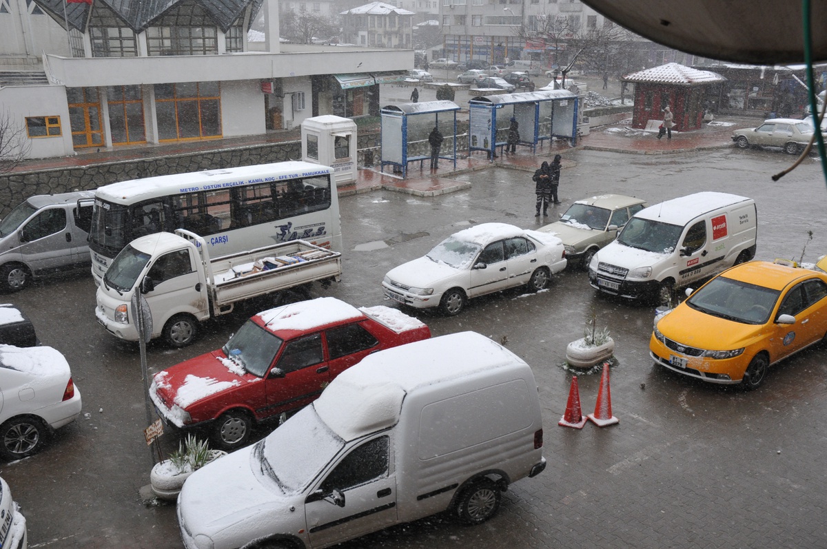 Akçakoca Zabıta Ekipleri Yasak Park Yerlerindeki Araçlara Ceza Yağdırdı