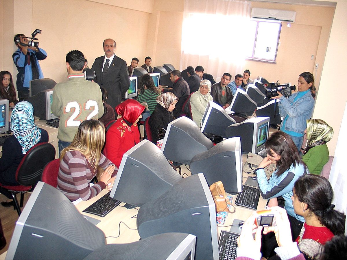 Başkan Selmanoğlu Eğitime Sözde Değil, Özde Destek Veriyoruz
