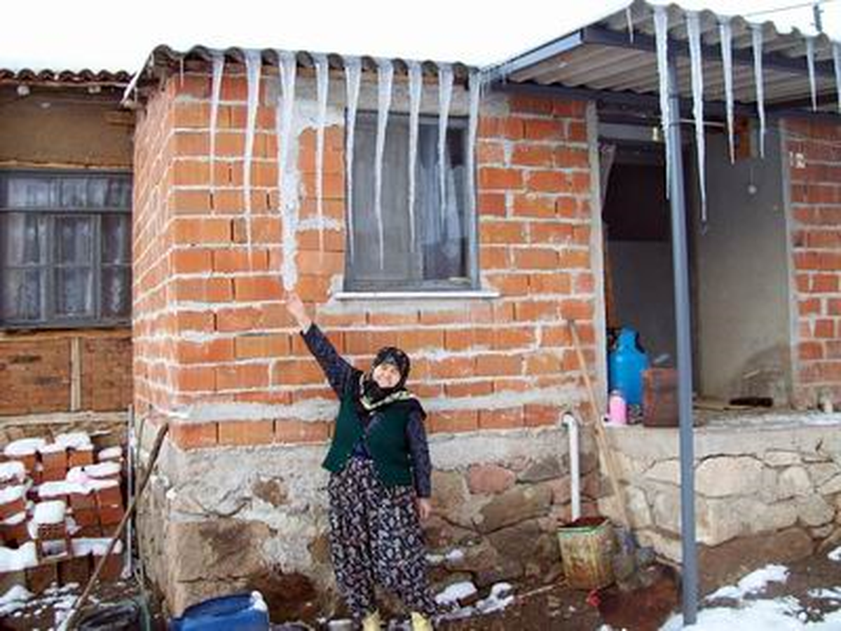 Çanakkale\'de Çatılarda 1 Metrelik Buz Sarkıtları Oluştu