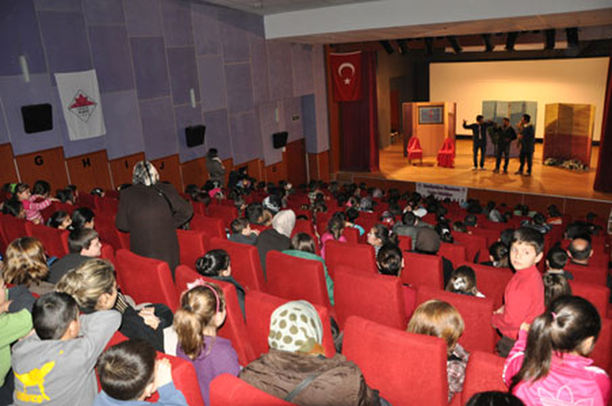 Çocuklar Tiyatroyu Doldurdu