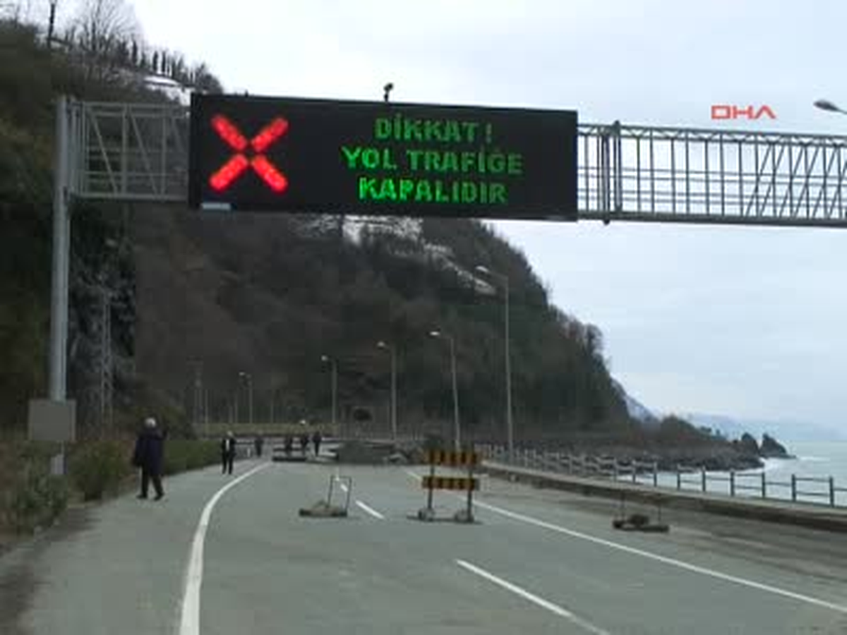 Dalgalar Duvarı Yıktı, Karadeniz Sahil Yolu Çöktü