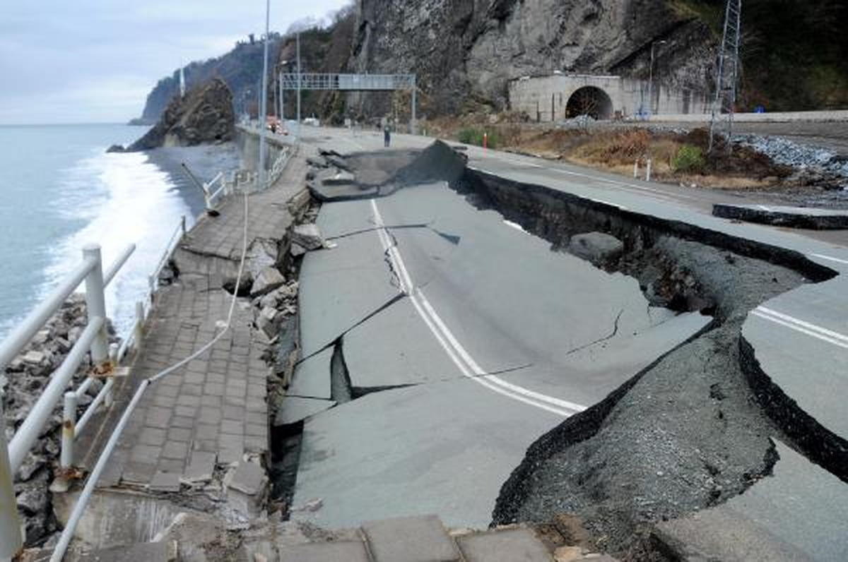 Dalgalar Duvarı Yıktı, Karadeniz Sahil Yolu Çöktü