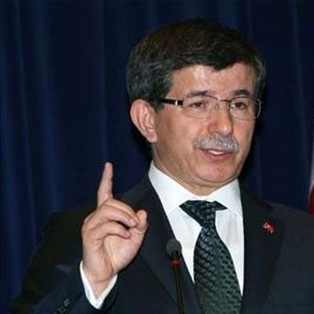 Davutoğlu: "Beklemek Yerine Biz Çaba Harcayalım"