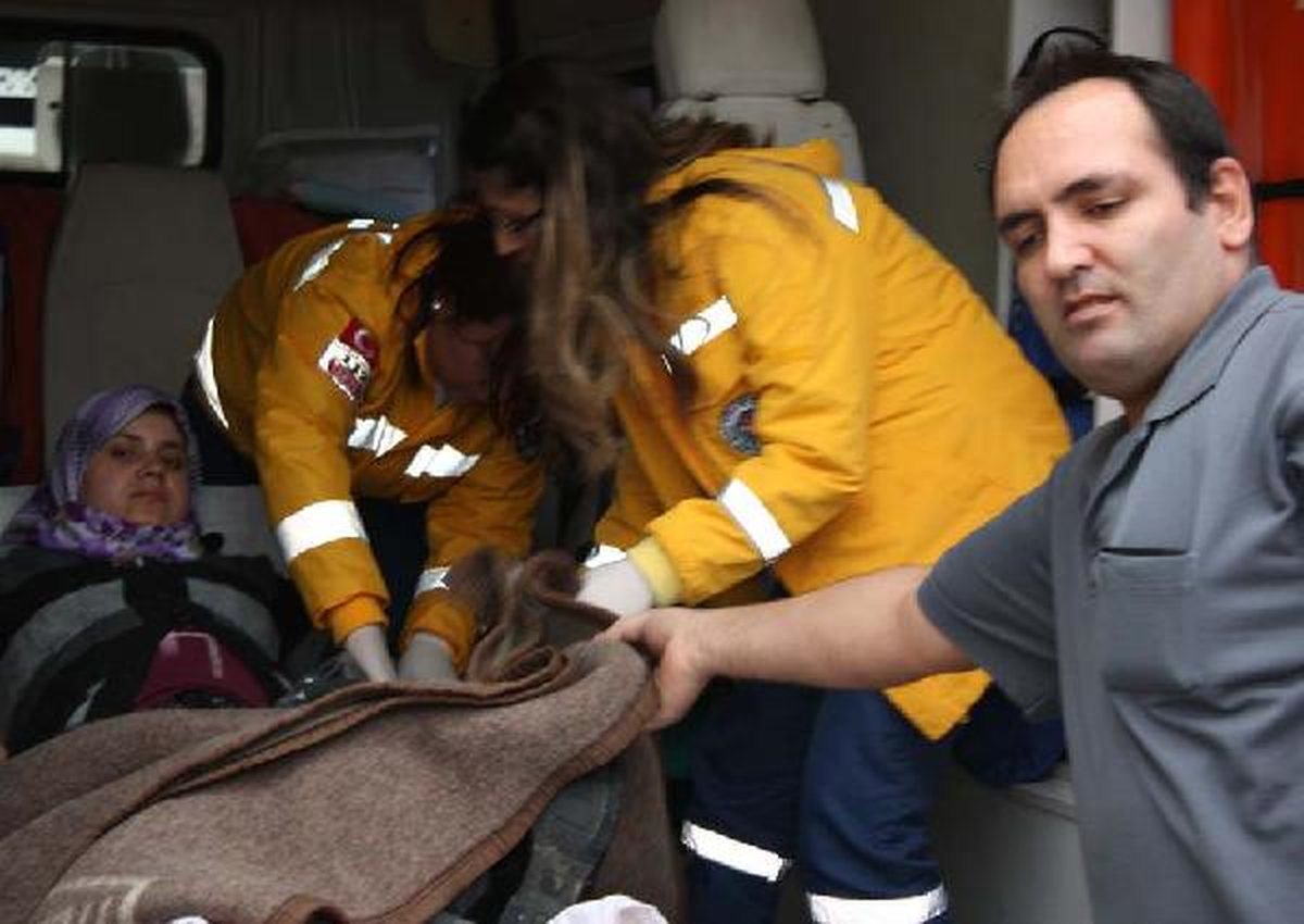 Dozer Yol Açtı, Hamile Kadın Hastaneye Yetiştirildi