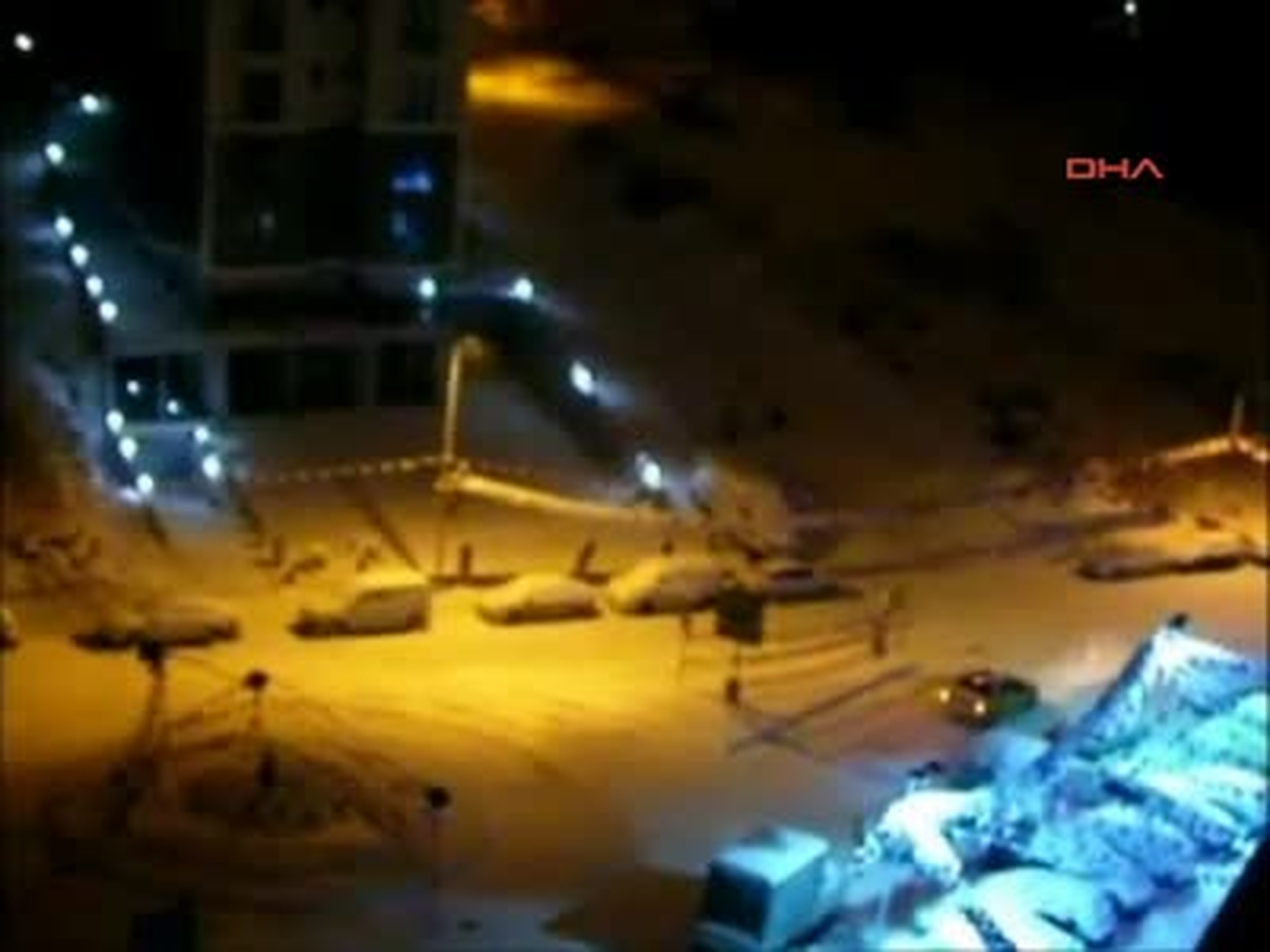 Kar Yağışını İzlerken Kazayı Çekti