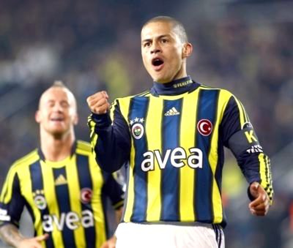 Fenerbahçe ve Alex, Spor Basınının Manşetlerinden İnmiyor