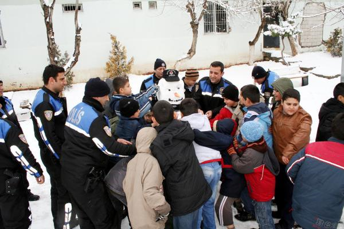Gaziantep\'te Çocuklarla Polislerin Kar Topu Savaşı