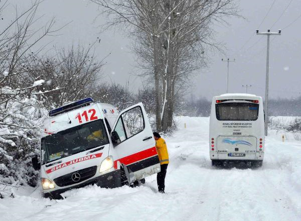 Hamile Kadını Hastaneye Götüren Ambulans Kara Saplandı