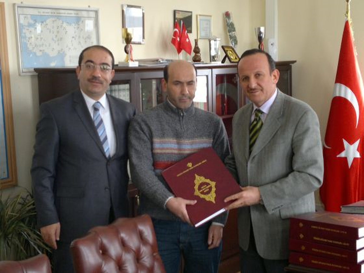 İl Müftülüğü'nden Görme Engelli Vatandaşa Kabartmalı Kur'an-I Kerim Meali
