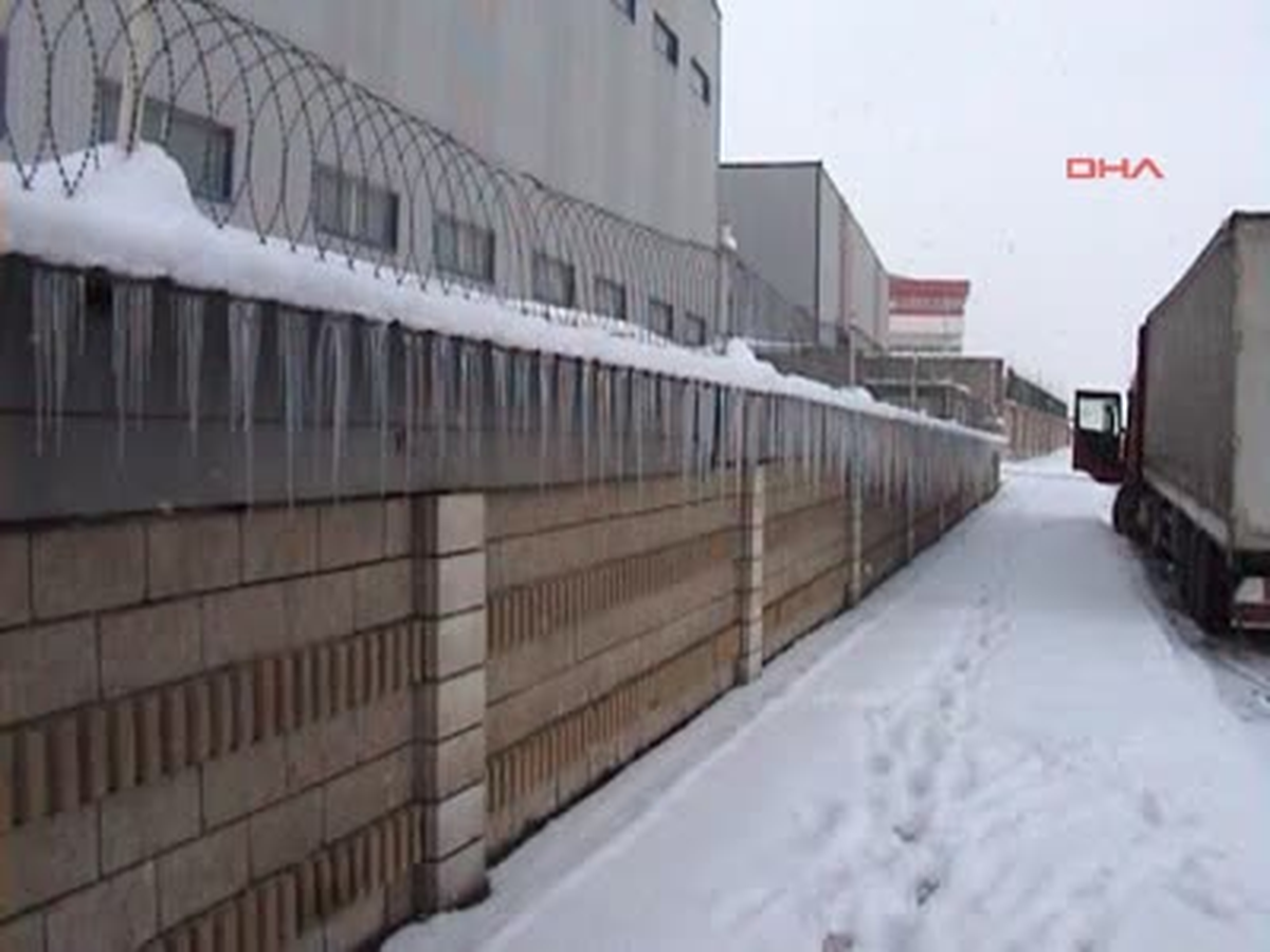 İstanbul\'da Dev Buz Sarkıtları Oluştu