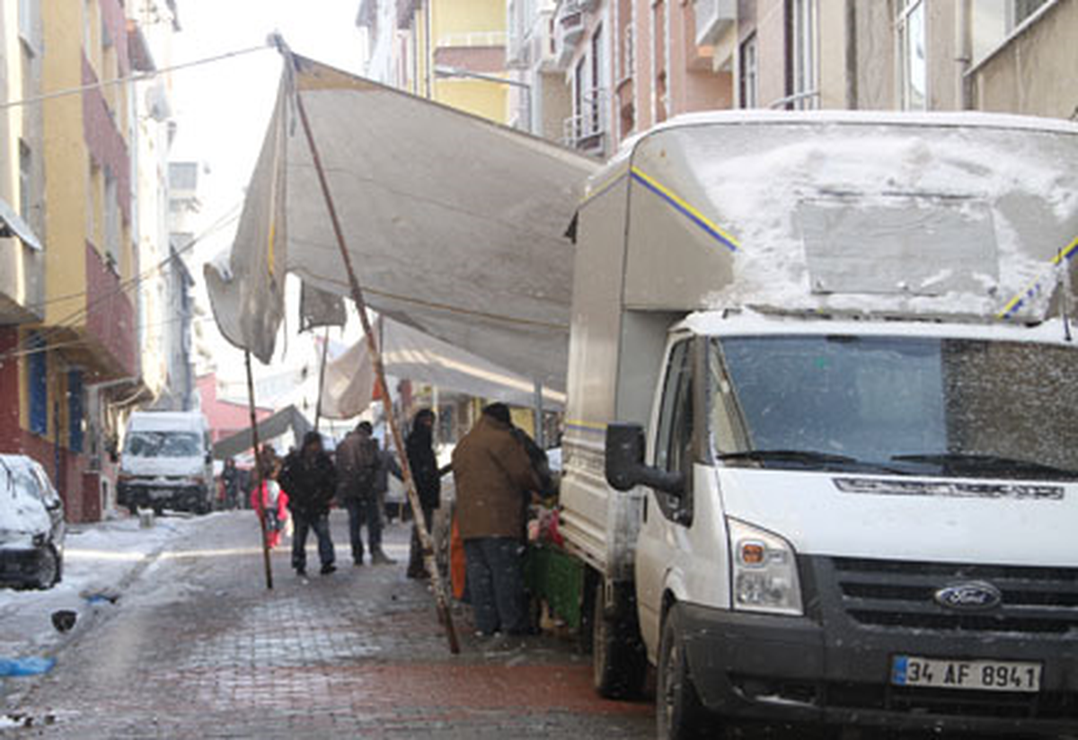 İstanbul\'da Kar Semt Pazarlarını Boşalttı
