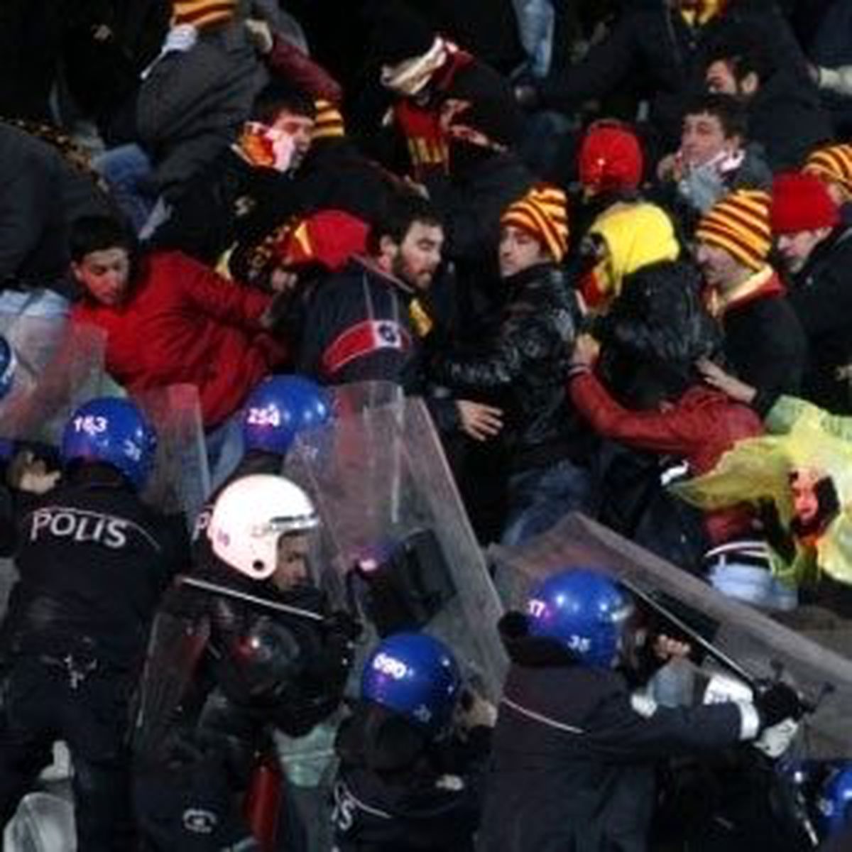 İzmir\'de Gözaltına Alınan 82 Taraftar Serbest Bırakıldı