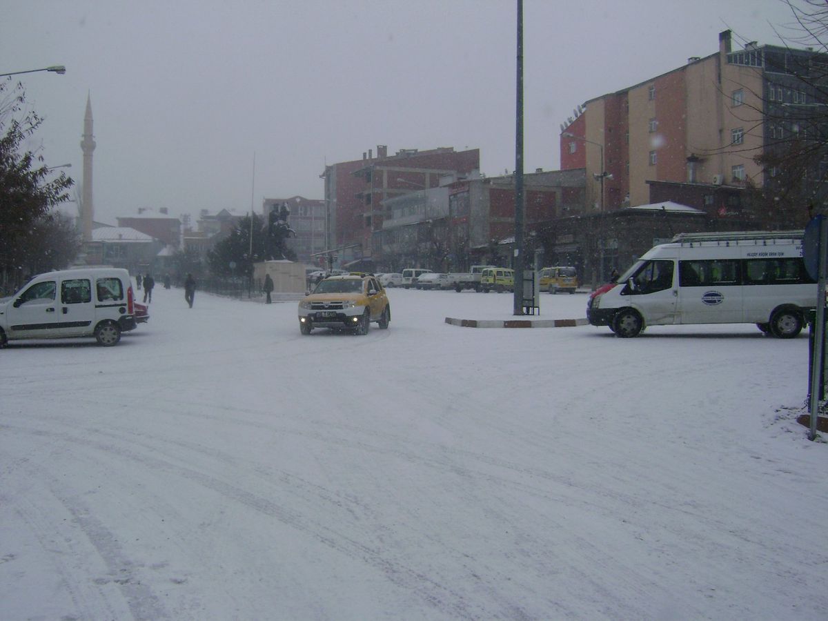 Kağızman\'da Yoğun Kar Yağışı ve Tipi Etkili Oldu