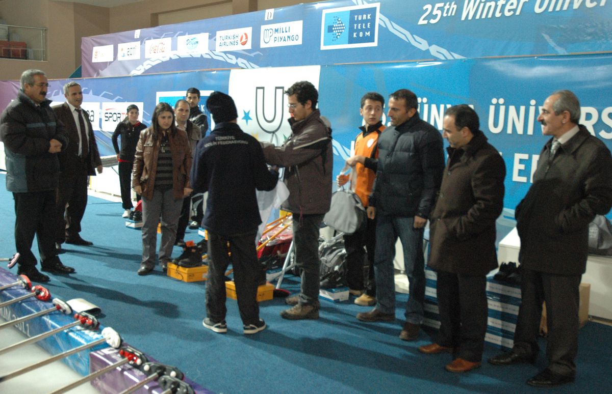 Kar, Soğuk ve Buzuyla Meşhur Erzurum\'da Curling Sporu İlgi Gördü