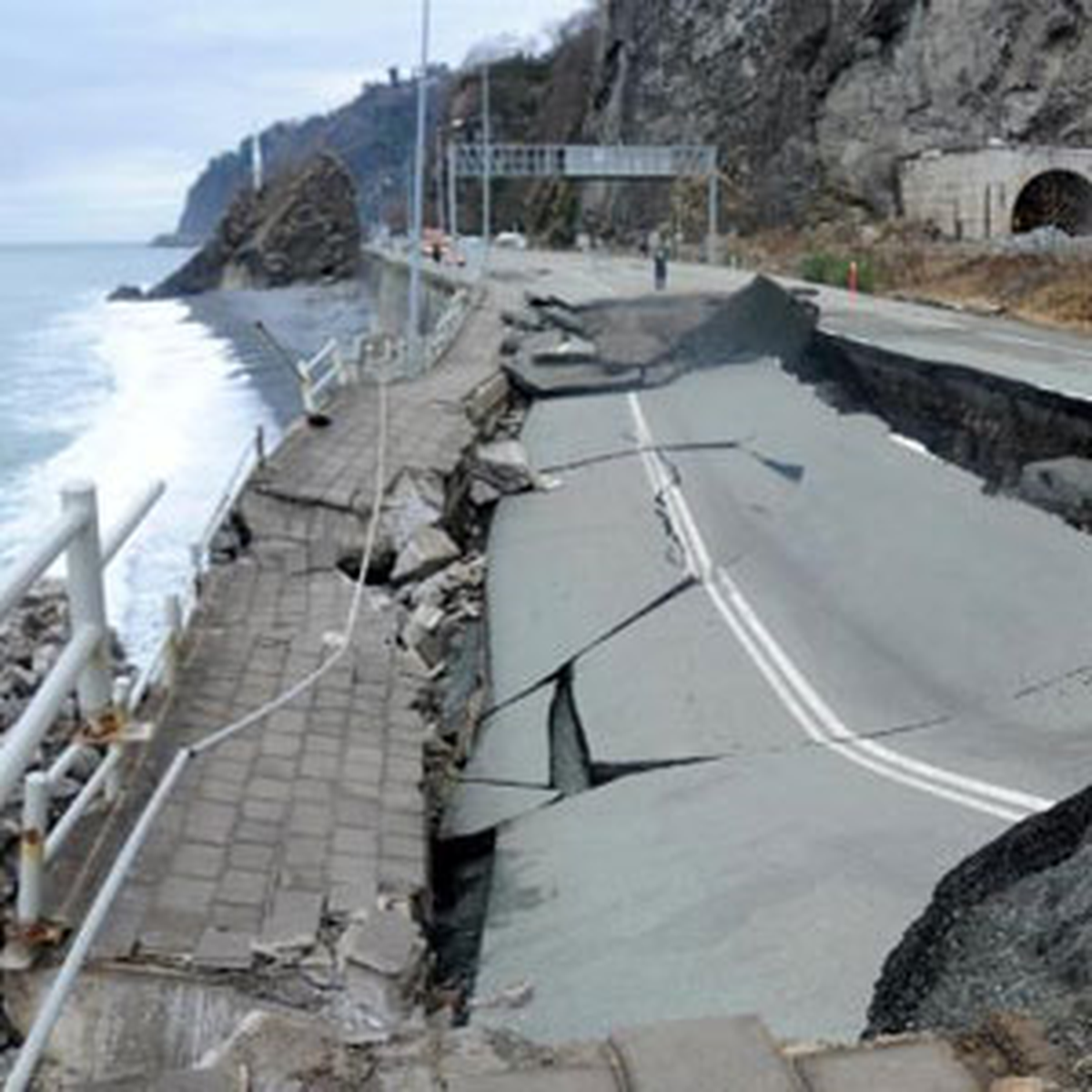 Karadeniz Sahil Yolu Çöktü