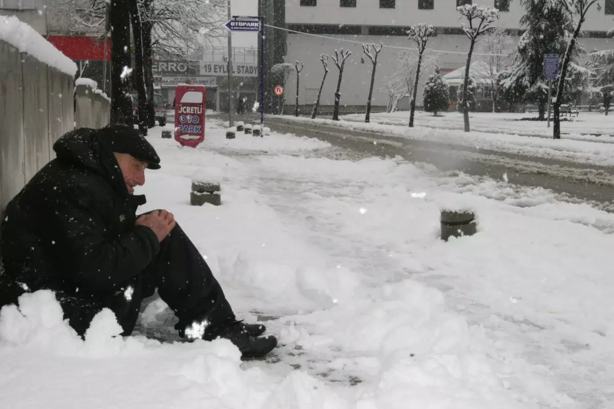 Karlar Üzerinde Rızkını Bekledi