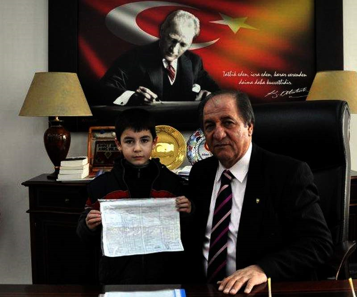 Kars\'ta Depremzede Öğrenci Karne Sevincini Vali\'yle Paylaştı...