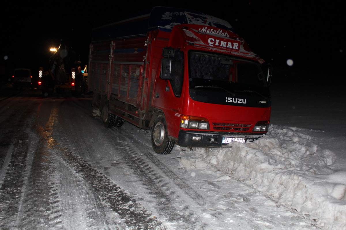 Kayganlaşan Yolda Kontrolden Çıkan Kamyon Tarlaya Girdi
