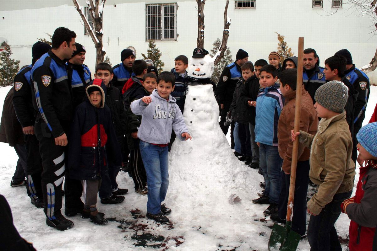 Polisler Çocukla Çocuk Oldu