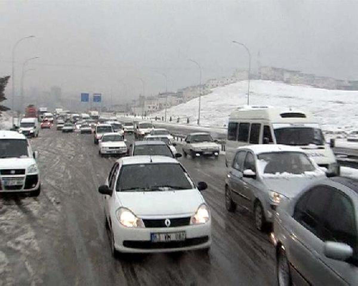 Şanlıurfa\'da Kar Yağışı Trafiği Aksattı