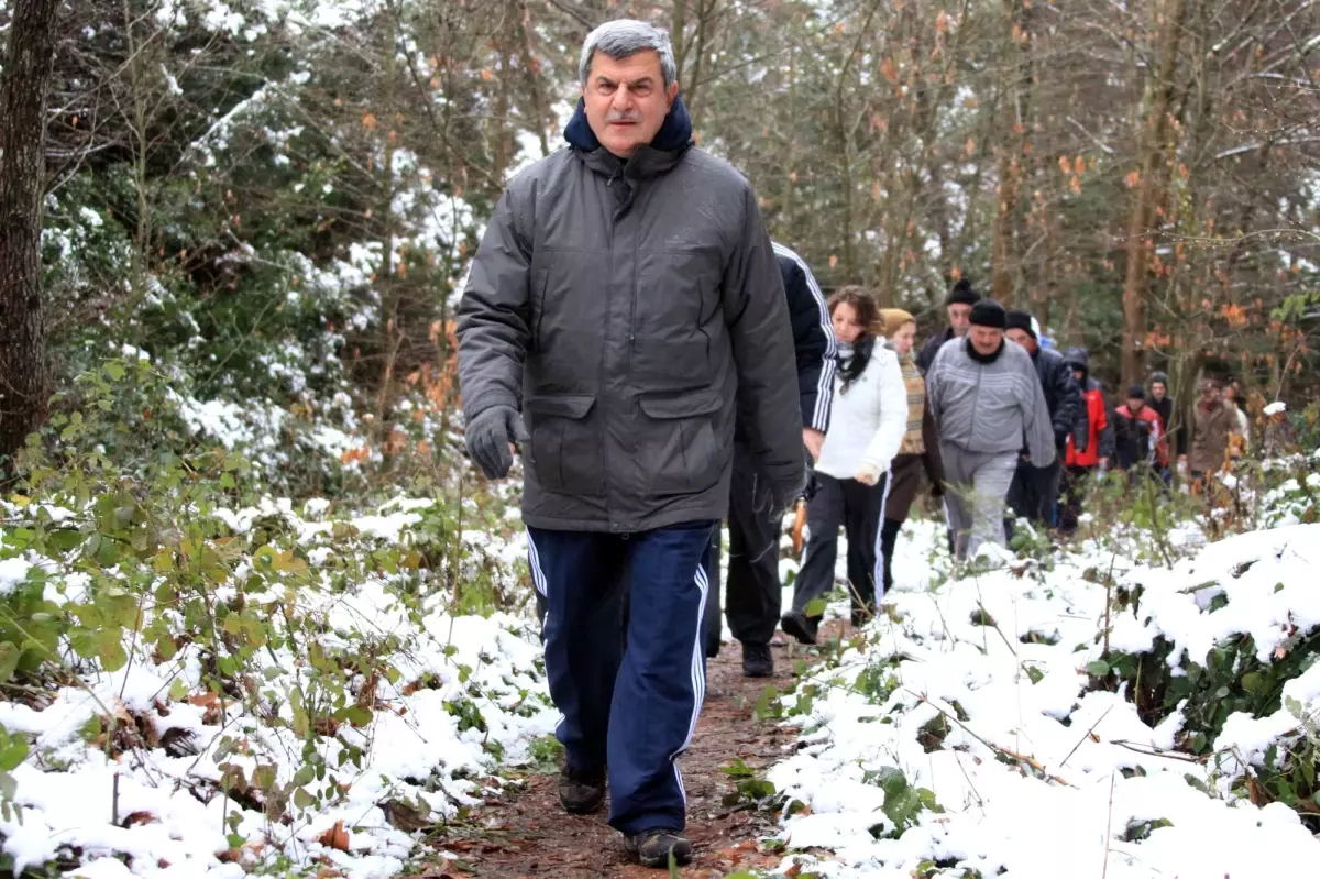 Sporseverler Karla Kaplı Çınarlıdere'de Yürüdü