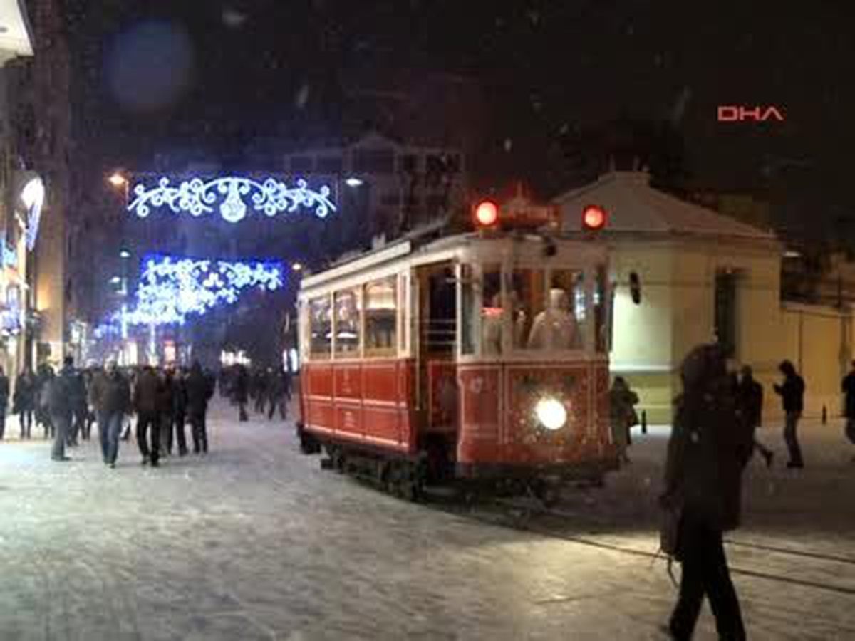 Taksim Meydanı\'ndan Kar Manzaraları...