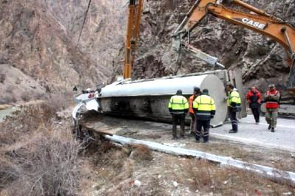 Tanker Çoruh Nehri'ne Yuvarlandı, Sürücü Öldü, Fuel Oıl Suya Karıştı (2)