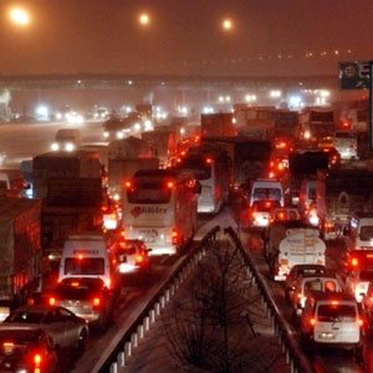 Tem Otoyolu Kazalar Nedeniyle Trafiğe Kapandı