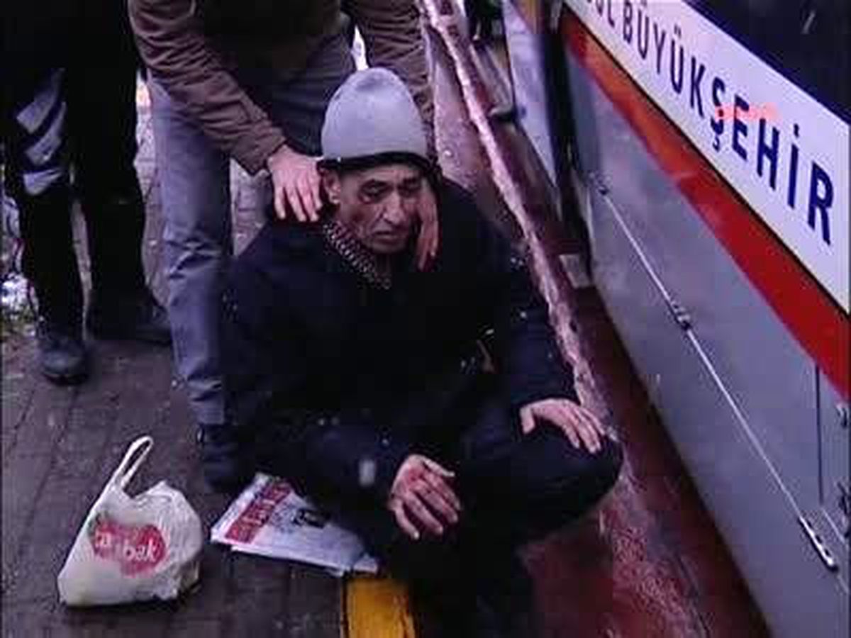 Tophane\'de Tramvay Yayaya Çarptı