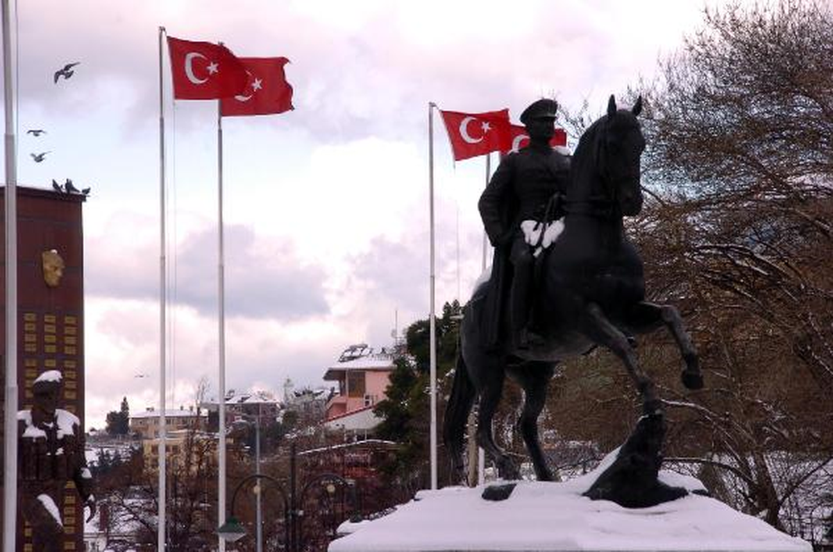 Validen Genelge: Yırtık ve Rengi Solan Bayrak Yenisiyle Değiştirilecek