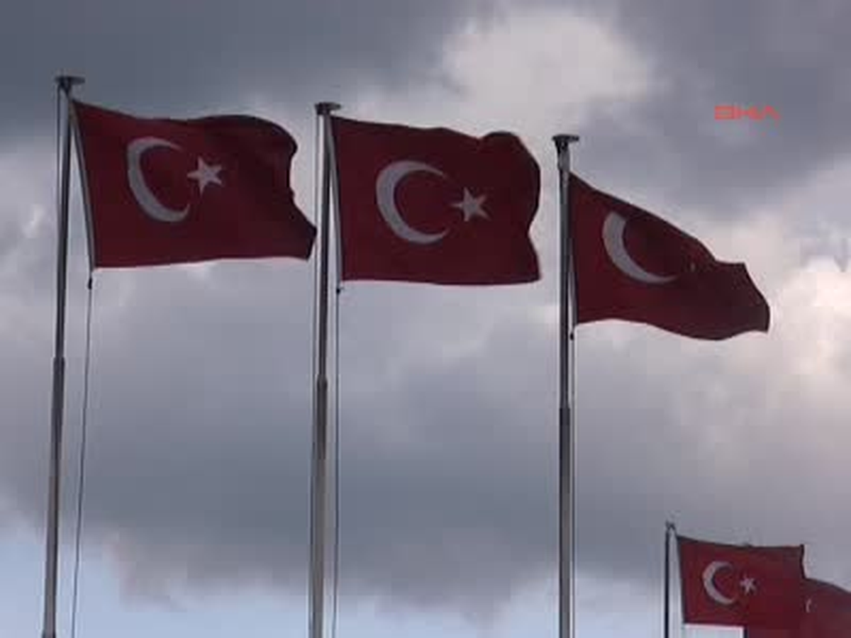 Validen Genelge; Yırtık ve Rengi Solan Bayrak Yenisiyle Değiştirilecek