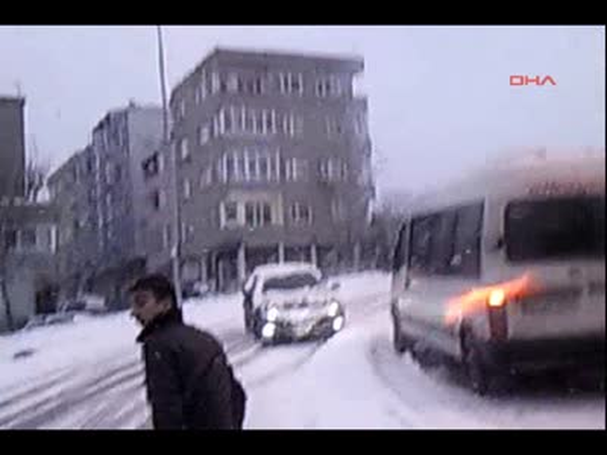 Yol Dondu, Araçlar Birbirine Girdi
