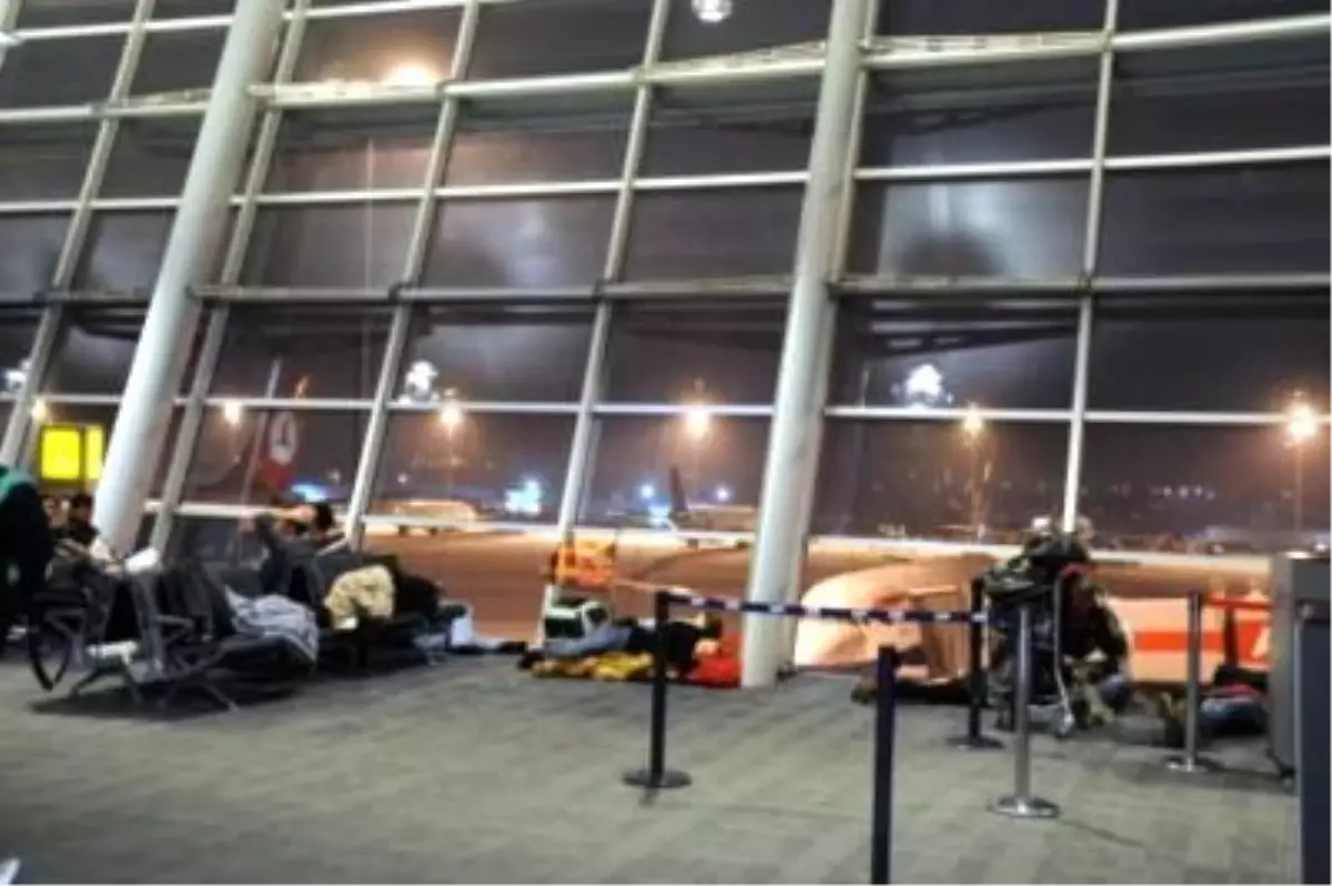 Yolcular Havalimanında Sabahladı