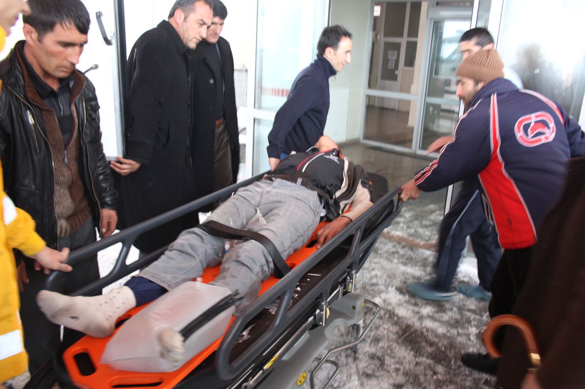 Yolu Kapalı Köyde Ayağı Kırılan Genç 3 Saatte Kurtarıldı