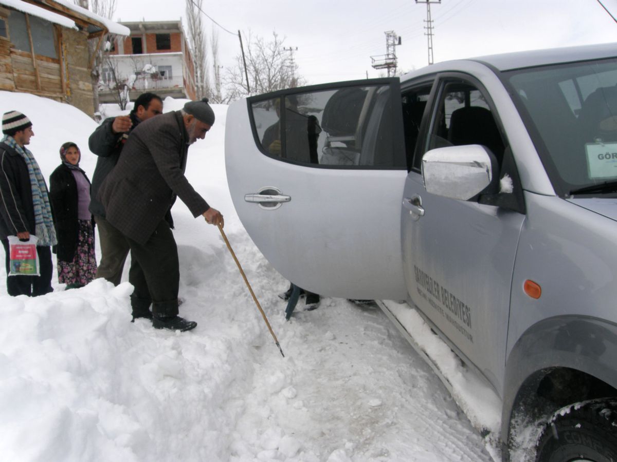 Ambulansın Gidemeği Hastaların İmdadına Belediye Yetişiyor