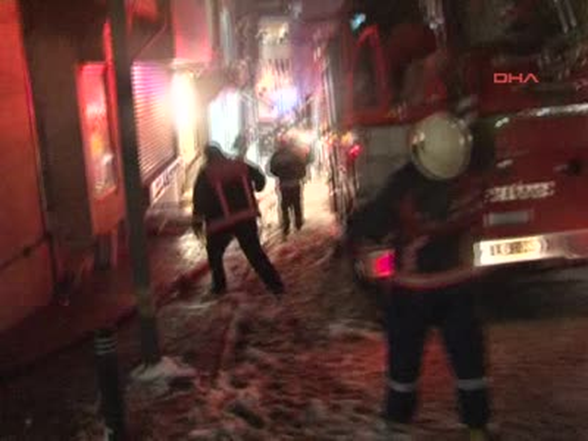 Atölyede Çıkan Yangında 7 İşçi Dumandan Etkilendi