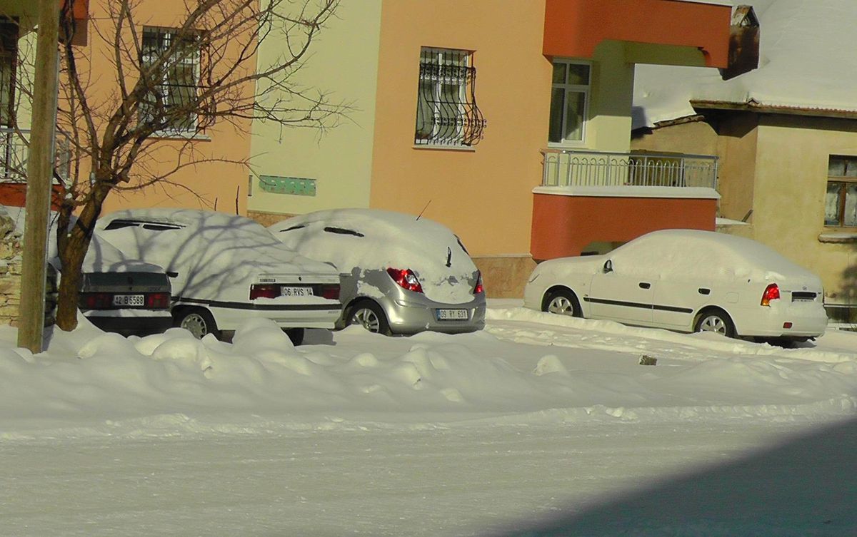Beyşehir'de Araçlara Kar Hapsi