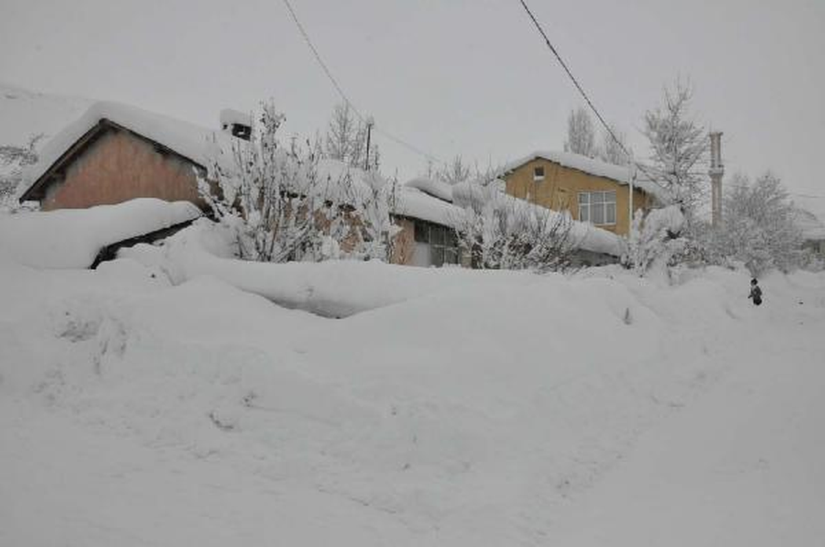 Bitlis Kara Gömüldü, 302 Köy Yolu Kapandı (2)