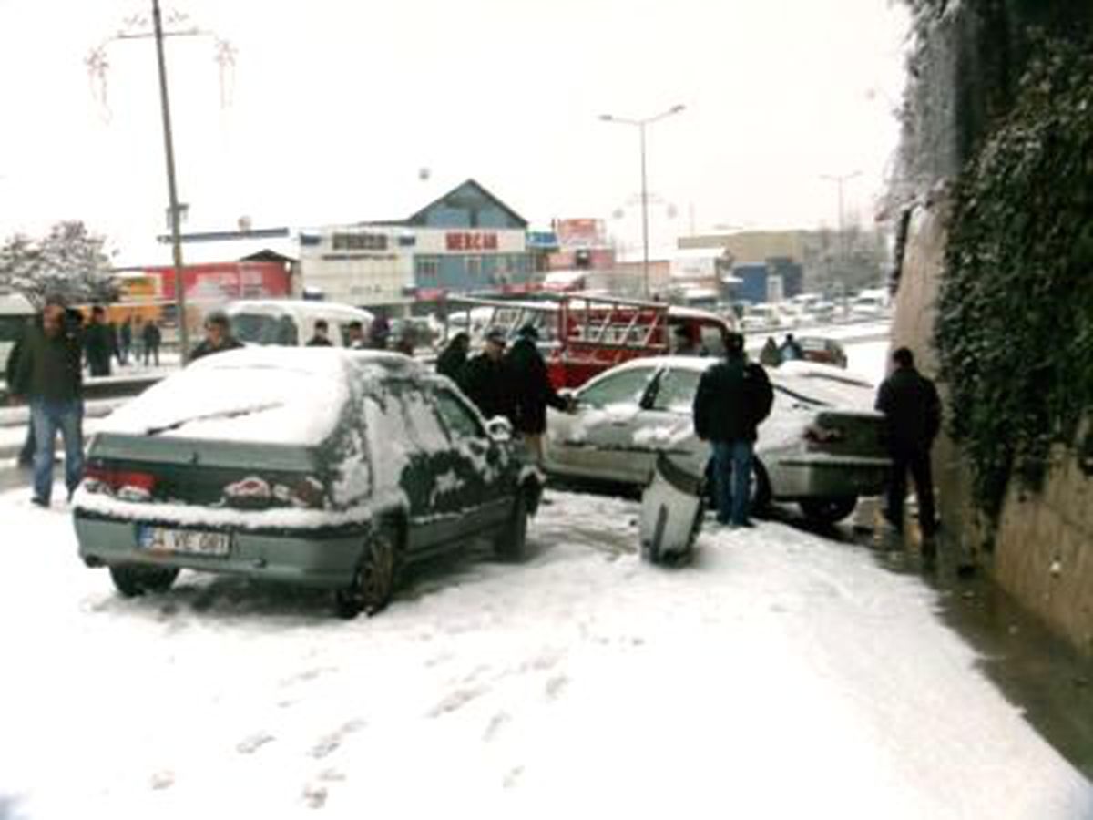 Buz Pistine Dönen Yolda Sürücülerin Zor Anları