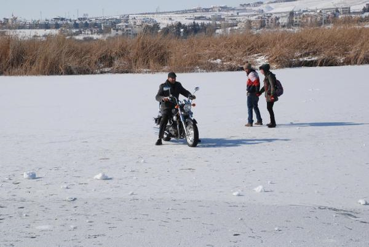 Buz Tutan Mogan Gölü\'nde Motorsikletli Gezinti