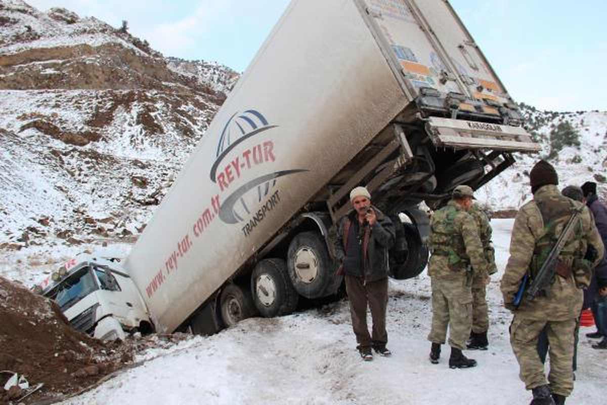 Buzlanma Nedeniyle Kayan Tır Sulama Kanalına Düştü